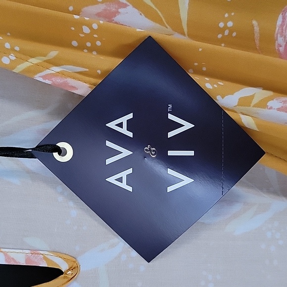 Ava & Viv Squash Floral Print Romper Plus Size 1X V-Neck Closure - Picture 10 of 15